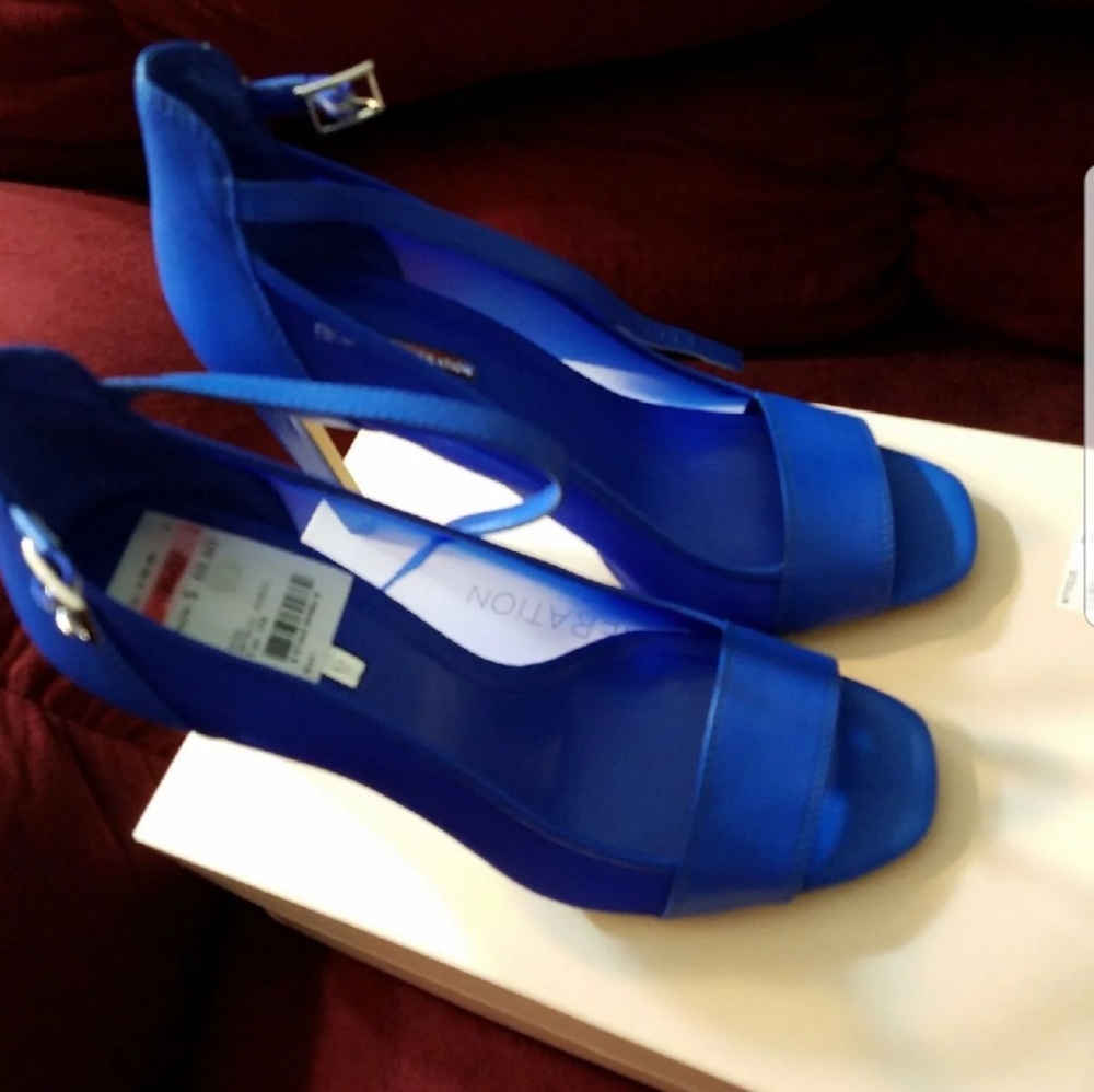 BCBG BLUE PUMPS